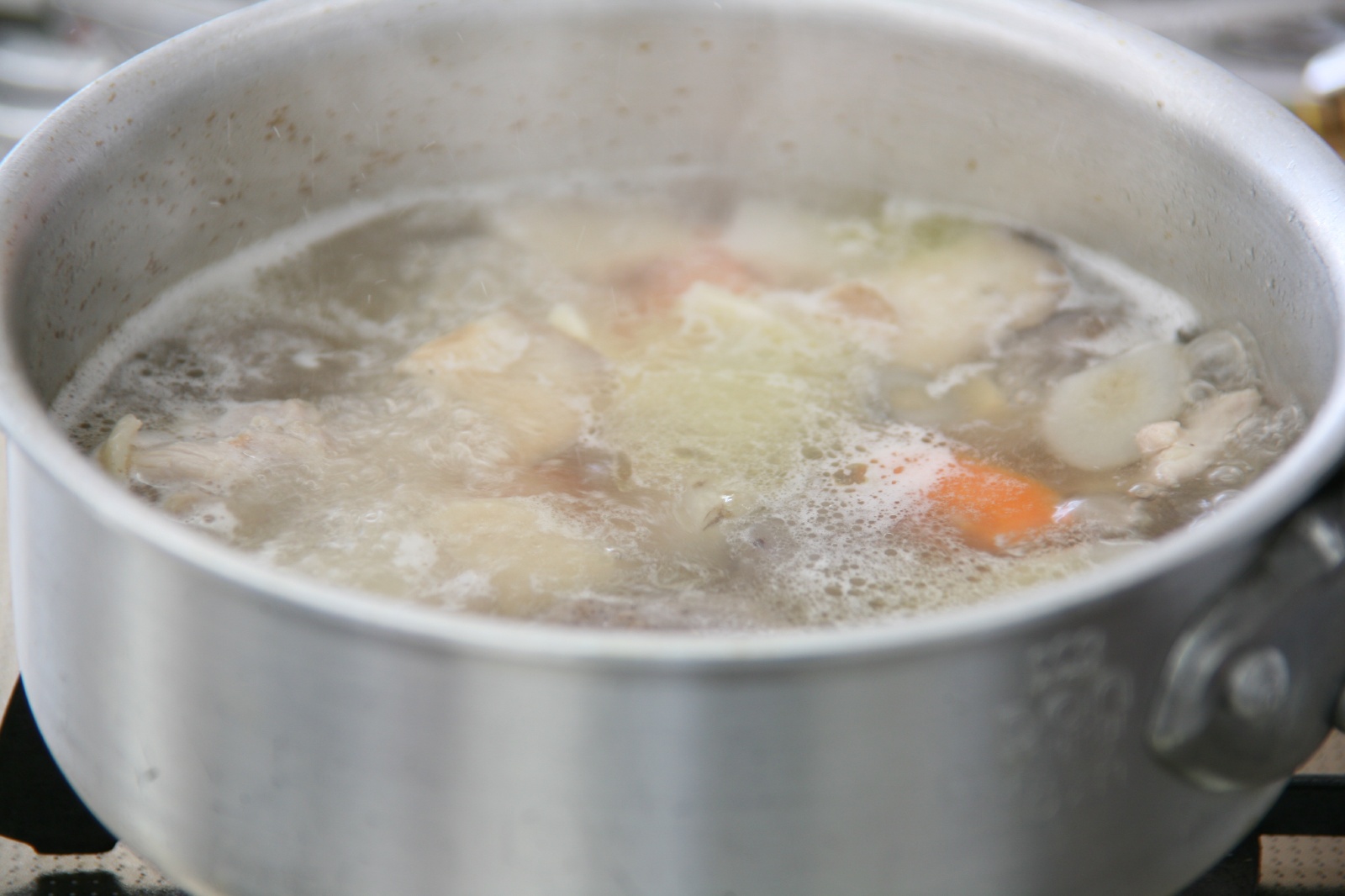 「茹でる」と「煮る」の違い | 日本の食べ物用語辞典