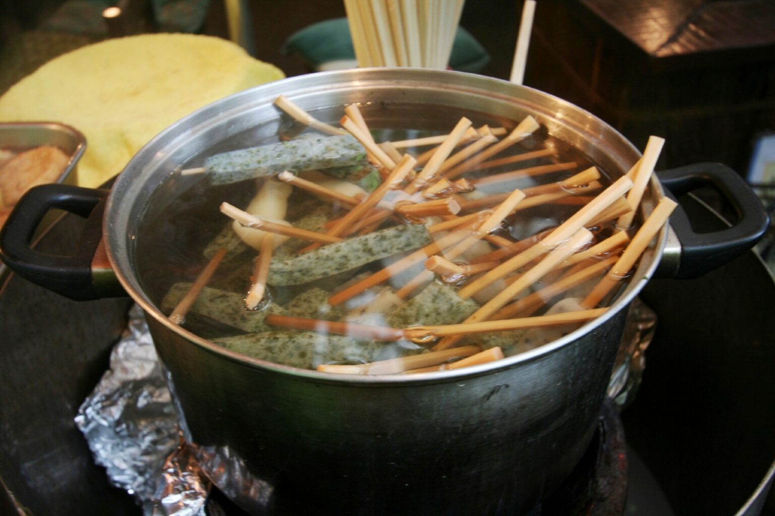「茹でる」と「煮る」の違い | 日本の食べ物用語辞典